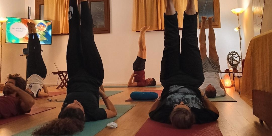 Regolare il peso corporeo attraverso lo yoga